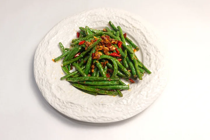 Stir-fried green beans with garlic and chili — vegetarian catering tray